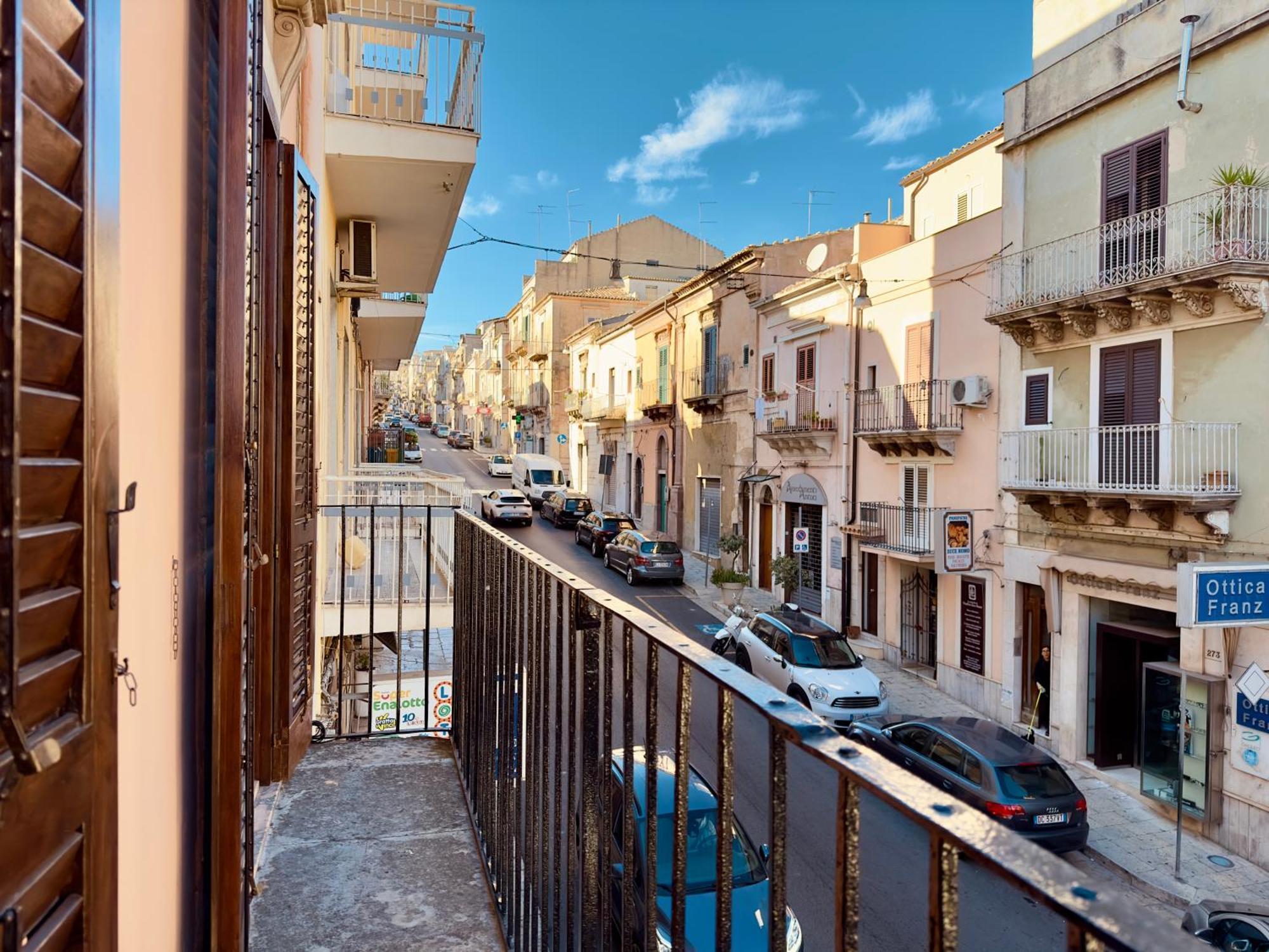 Unique Rooms In Centro Citta Bagno Privato E Climatizzatore Ragusa Exterior photo